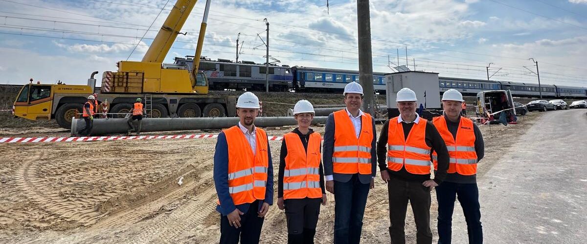 Przedstawiciele_PLK_SA_oraz_wykonawcy_na_budowie_ostatniego_masztu_GSMR