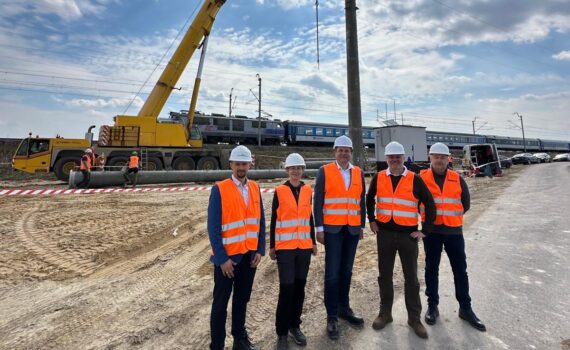 Przedstawiciele_PLK_SA_oraz_wykonawcy_na_budowie_ostatniego_masztu_GSMR