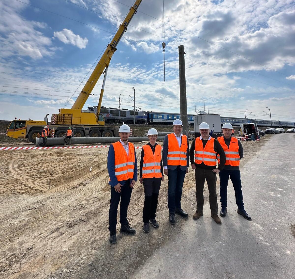 Przedstawiciele_PLK_SA_oraz_wykonawcy_na_budowie_ostatniego_masztu_GSMR